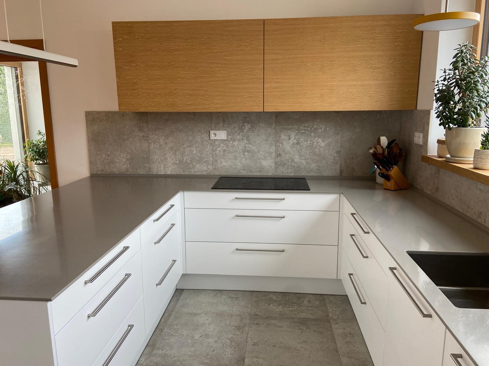 Detail úložných prostor kuchyně na míru