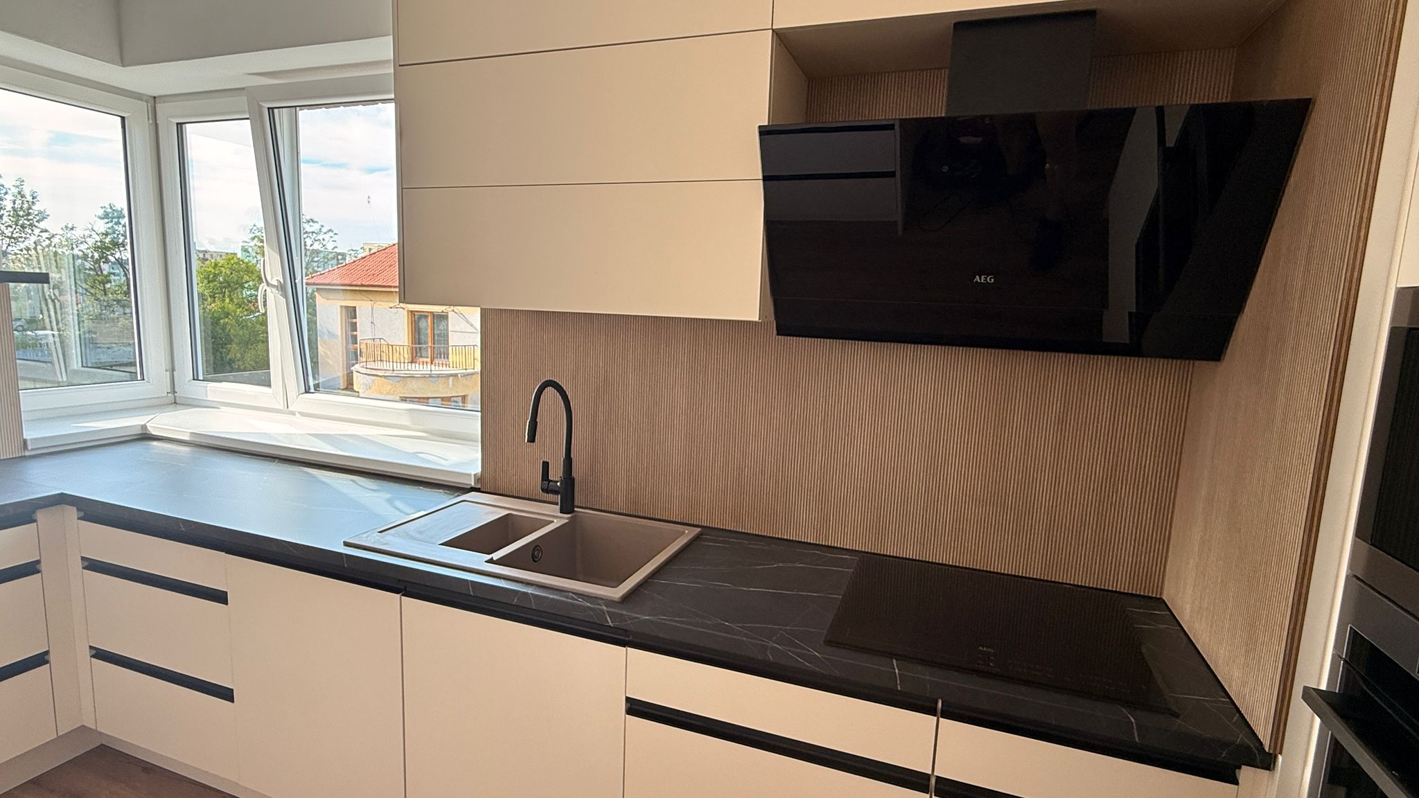 Detail pracovní desky, dřezu a strukturovaného obkladu